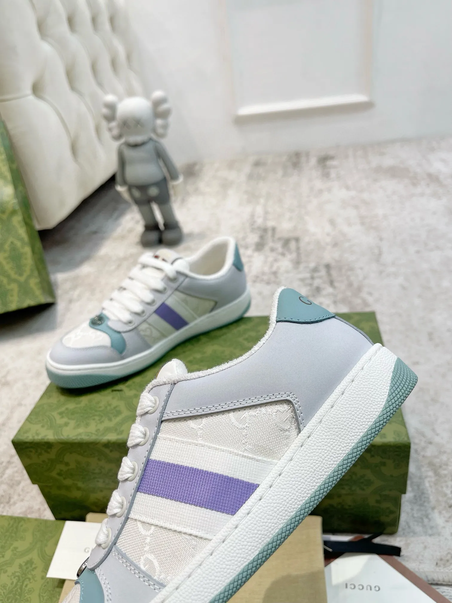 Ex-factory price: 540💰 GUCCI Gucci's newly upgraded back cover lining, top-notch old dirty shoes, classic casual sports shoes for couples, retro sneakers and old G family dirty shoes, updated at the counter simultaneously! ①The shoe upper has the same water-based edge coating process as the original version⚠️The ordinary oil edges on the market have a strong glue feel and are easy to fall off! Grade A first-layer nubuck leather (with pores)/matching computer embroidered double G cloth, high-density terry velvet lining. ② A PVC transparent small round mark sealing line is added to the details of the midsole. The mold is opened six times and the jewelry craftsmanship is used to customize the two-color double G buckle, striving to be the same as the original version. A pair of buttons is more than three times more expensive than ordinary buckles on the market. ③An old two-color washable label, the chip is placed on the outer waist of the right foot, the entire shoe is completely hollowed out with rubber technology, TUP material (rubber to distinguish the market) with the latest green packaging from the counter, 3D printed handbag, and a pair of shoelaces. There is no pressure when entering and exiting the counter. You can buy a 1:1 accurate replica of the original version and modify and upgrade it repeatedly. The details are perfectly restored, the materials are all customized, and they are truly top-notch. Please look at the details clearly to identify the quality. Upper: First-layer frosted cowhide/embroidered double G cloth. Lining: original high-density velvet lining. Foot pads: original pearlescent sheepskin. Outsole: private molded vacuum TPU material. Packaging: original top-grade full set packaging at the counter. Shoe size: women's size 35-40, men's size 39-44 (men's size 38, 45🉑️customized, non-returnable)